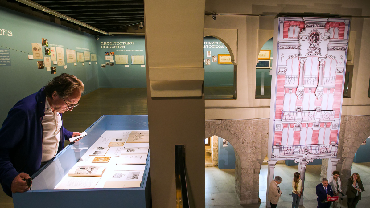 Un momento de la inauguración de la exposición 'Un arquitecto de Burgos' que repasa las distintas facetas del poliédrico Vicente Lampérez.