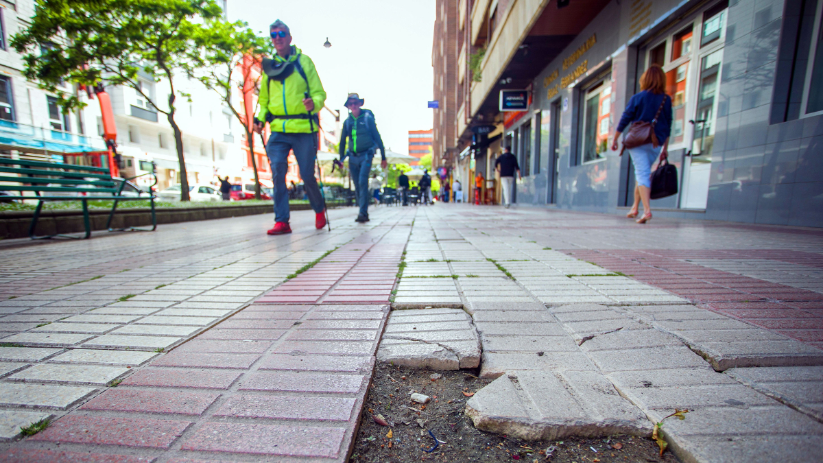 Estado de la zona más deteriorada de la calle Calzadas, en la ciudad de Burgos, al paso de unos peregrinos.