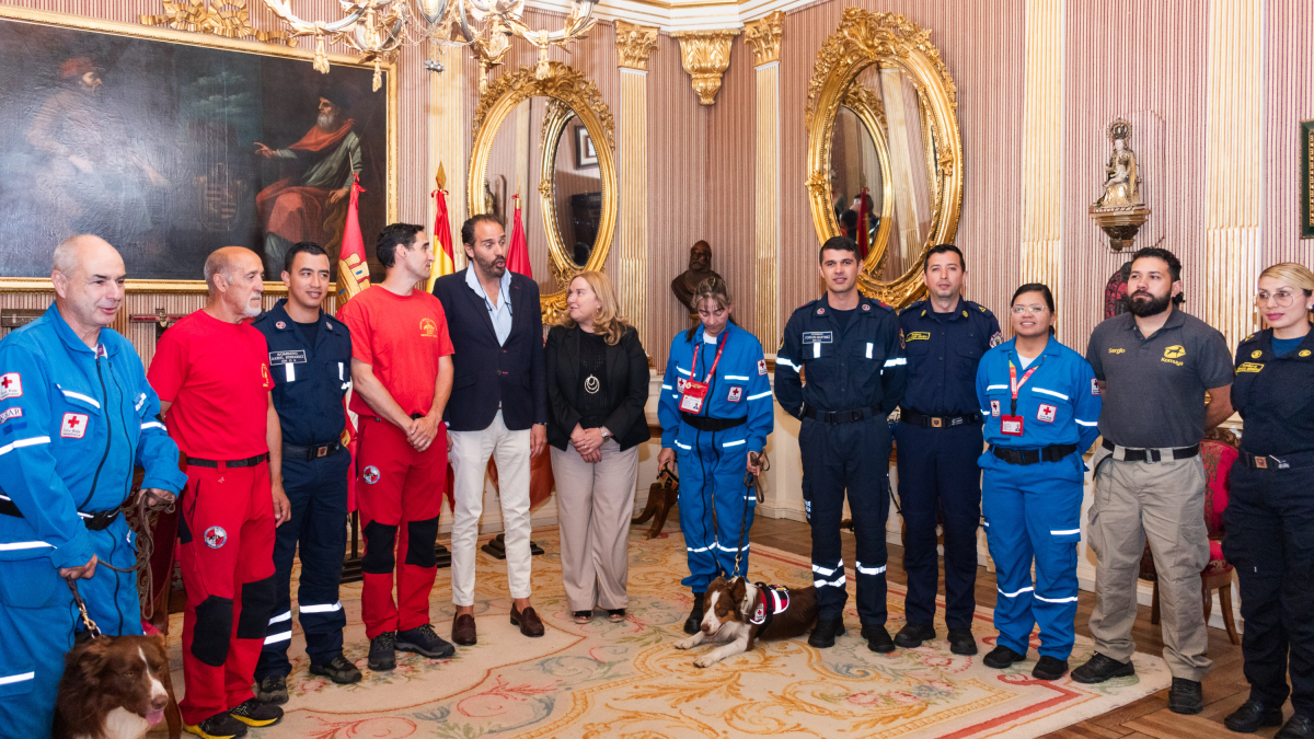 Recepción oficial de la delegación de rescate junto a miembros del GREM