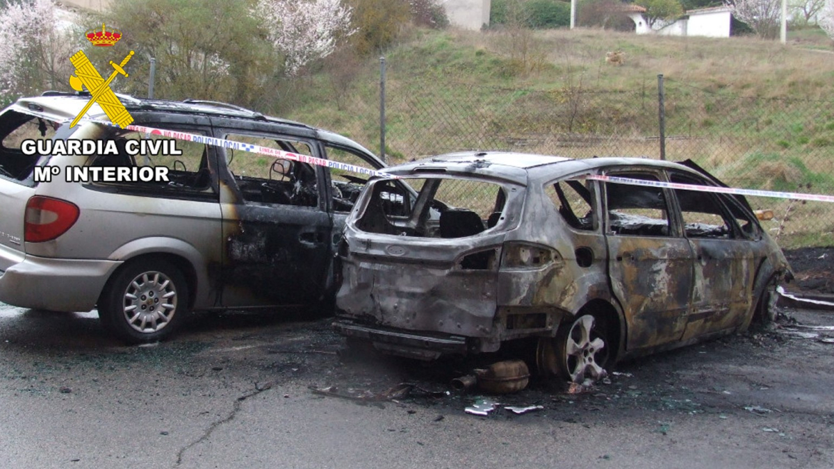 Vehículo calcinado, propiedad de un guardia civil, a manos de una peligrosa banda juvenil de Briviesca.