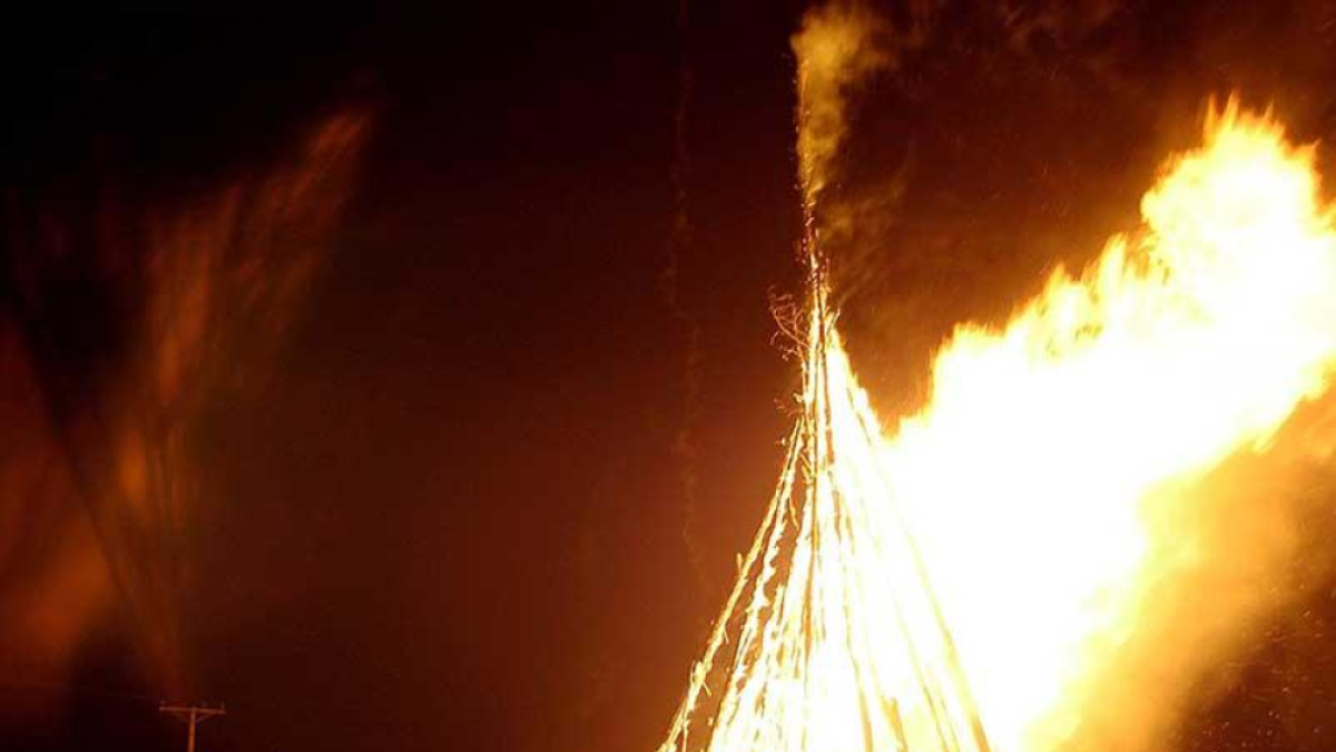 La hoguera de San Juan en la Barriada San Juan Bautista lleva celebrándose mas de 80 años.