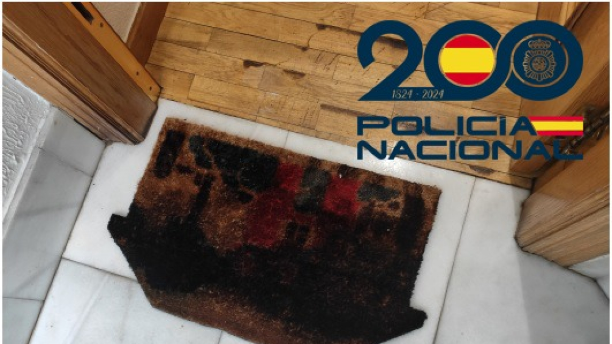 Imagen de uno de los felpudos incendiados