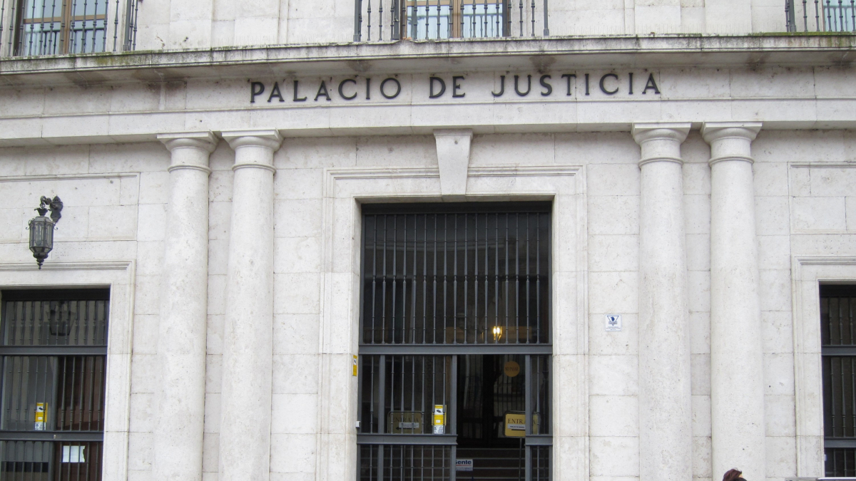 Archivo - Trib.- Audencia de Valladolid confirma 1,5 años a un hombre que entró en el piso de su ex y se llevó un ordenador