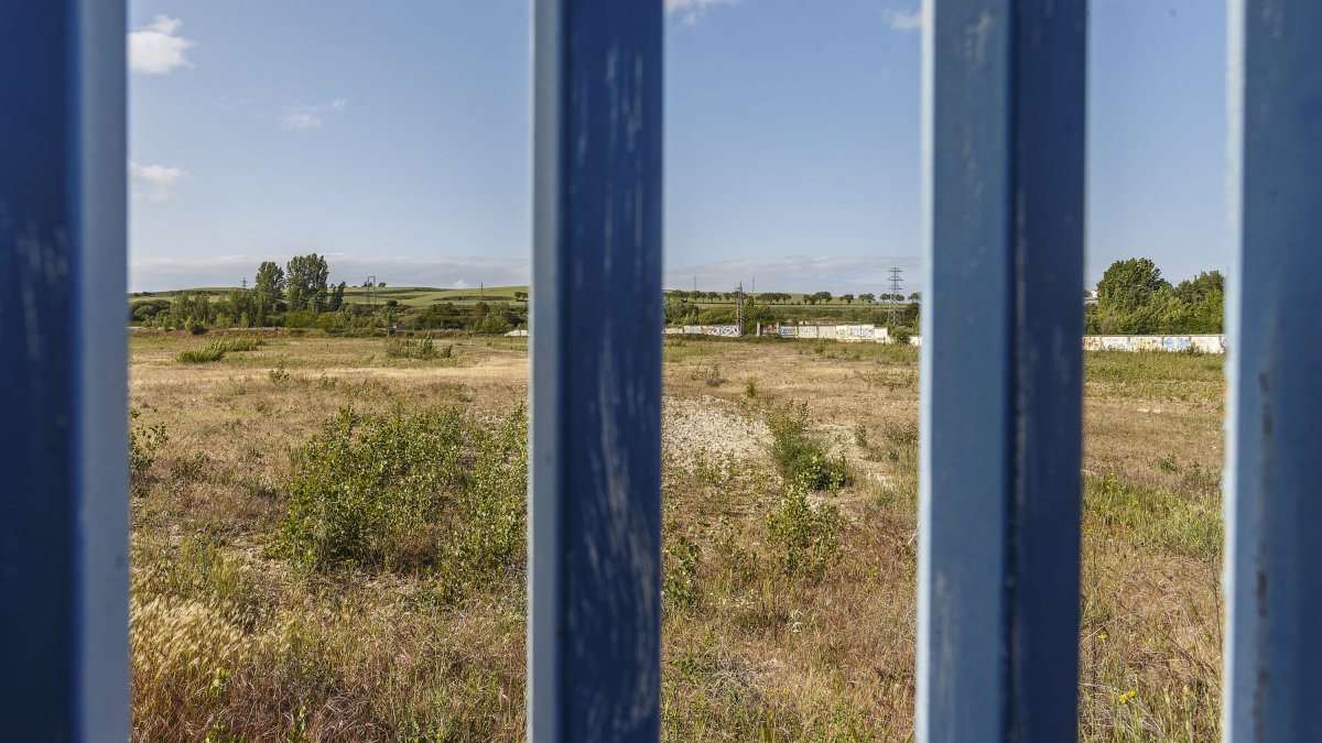 Terrenos de los antiguos depósitos de la CLH, en las cercanías del Hospital del Rey.