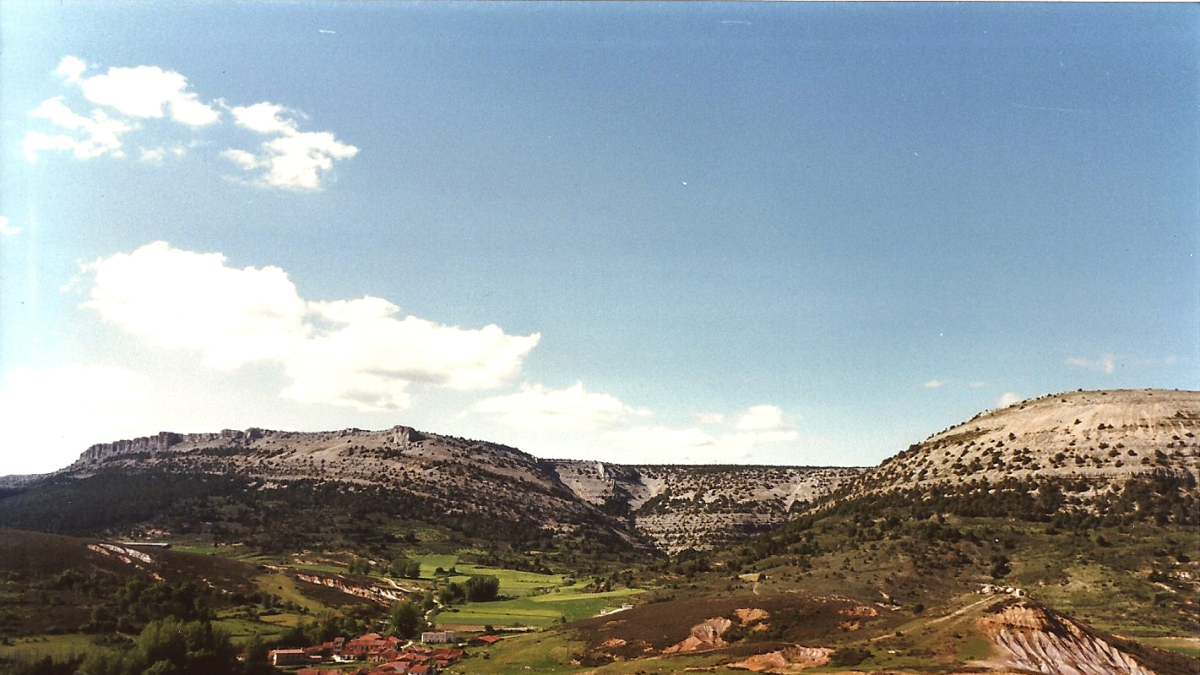 Vista panorámica de Carazo a los pies de la peña. A enfrente el collado de xx, a la izquierda Soncarazo y a la derecha, San Carlos.