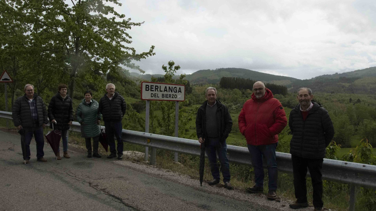 El grupo de vecinos de la localidad de Berlanga (León), encabezados por Juan Carlos Alonso (2D), recopilan palabras típicas de la zona para la publicación de un diccionario
