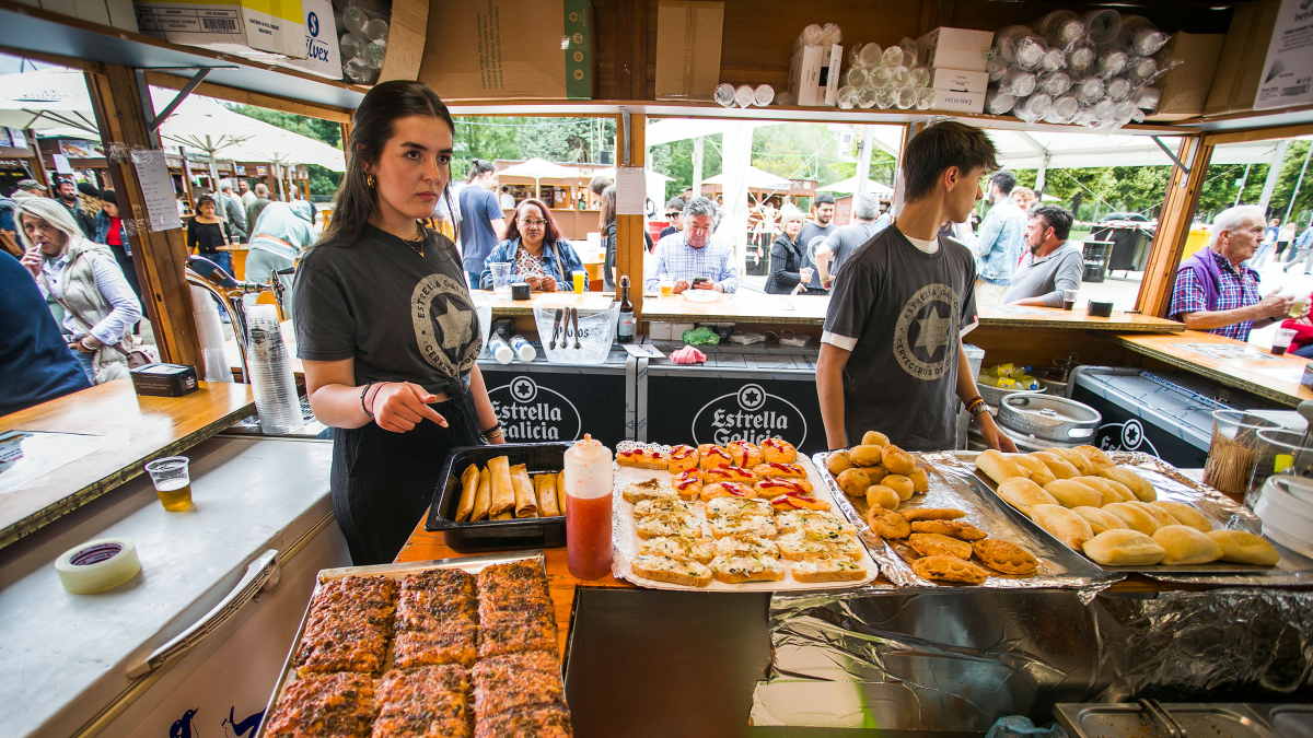 Primeros clientes en las casetas de las fiestas en el paseo de Atapuerca.