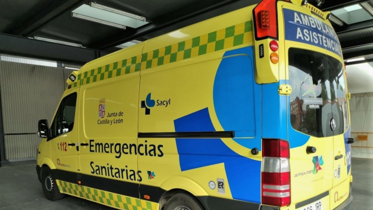 Archivo - Imagen de archivo de una ambulancia soporte vital básico de Castilla y León.