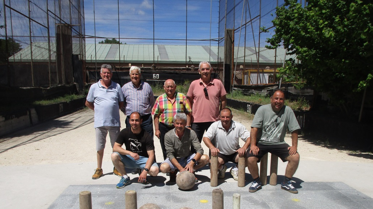 Los finalistas Benja, Fidel, Alejandro (presidente del club de bolos del Plantío) y Alberto. Agachados Iván, Félix, Pablo y Pepe.