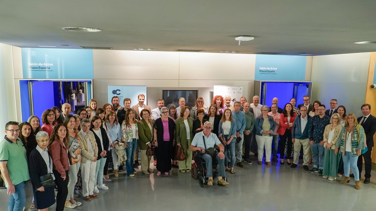 Foto de familia de las asociaciones beneficiadas por el apoyo financiero de las fundaciones Circulo e Ibercaja.