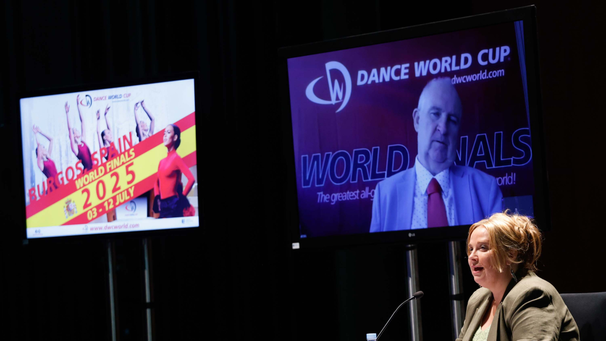 La alcaldesa, Cristina Ayala, realizó la presentación del evento en el escenario del Fórum Evolución y en conexión telemática con el presidente de la organización Dance World Cup.