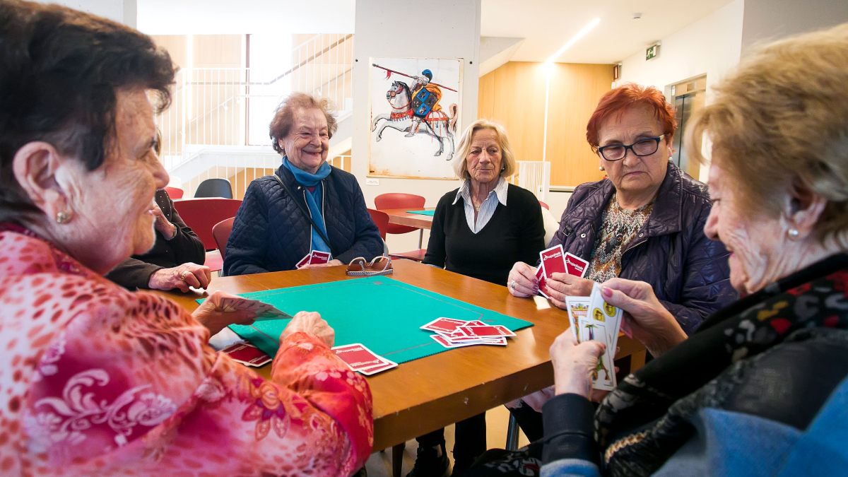 Un grupo de mujeres juega a las cartas, en el edificio de la calle Vitoria 203.