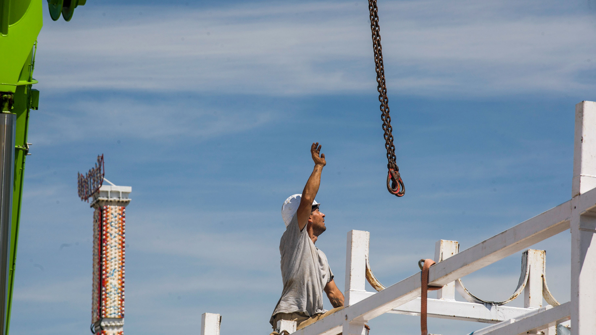 Los feriantes ultiman el montaje de las atracciones para abrir esta tarde al público.