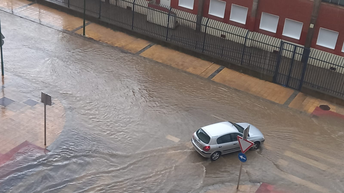 Una espectacular tormenta en Burgos anega las principales calles de la ciudad.