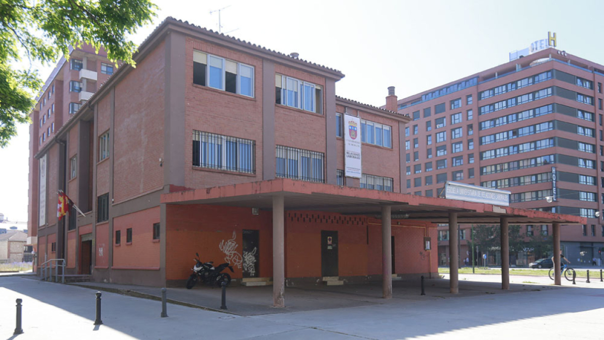 Edificio de Relaciones Laborales, en la zona sur de la ciudad, junto al bulevar.