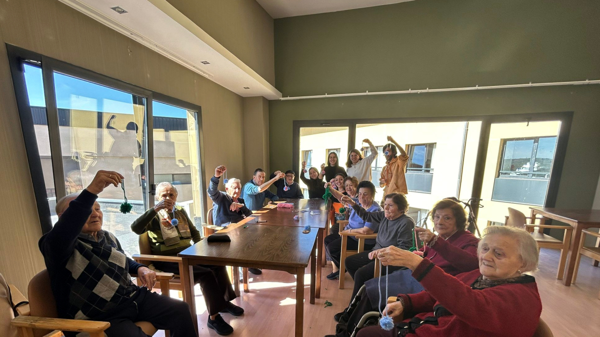 Imagen de los alumnos de Terapia Ocupacional con residentes.
