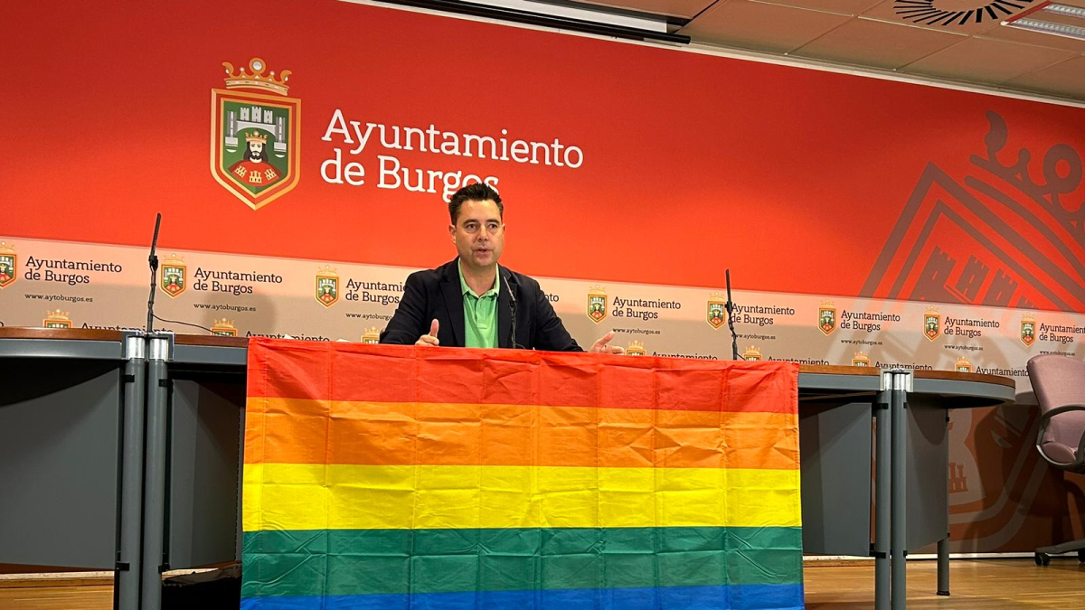 Daniel de la Rosa, portavoz del PSOE, ha comparecido en rueda de prensa con una bandera arcoíris, en el Día del Orgullo, este 28 de junio.