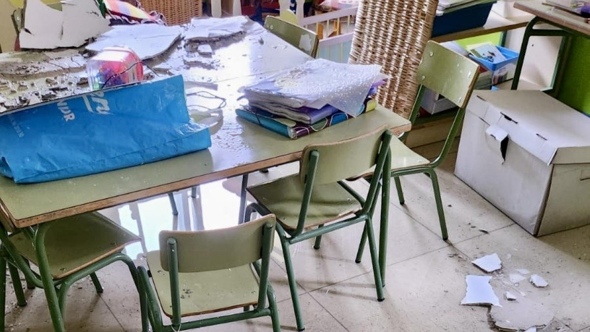 El techo de escayola de las cuatro aulas infantil continúa cayéndose por efecto del agua.