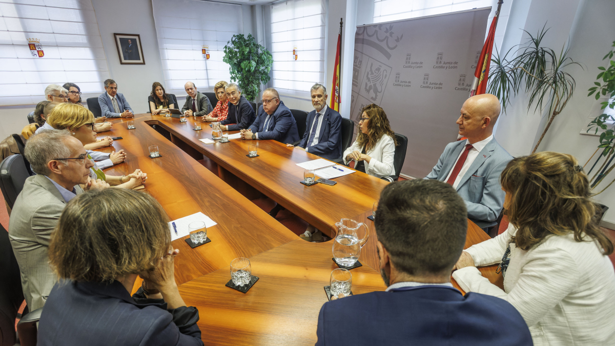 Representantes de Sanidad y la UBU, liderados por el consejero Alejandro Vázquez y el rector, Manuel Pérez Mateos, se reunían en 2024 en la ciudad para abordar la creación del IBioBurgos.