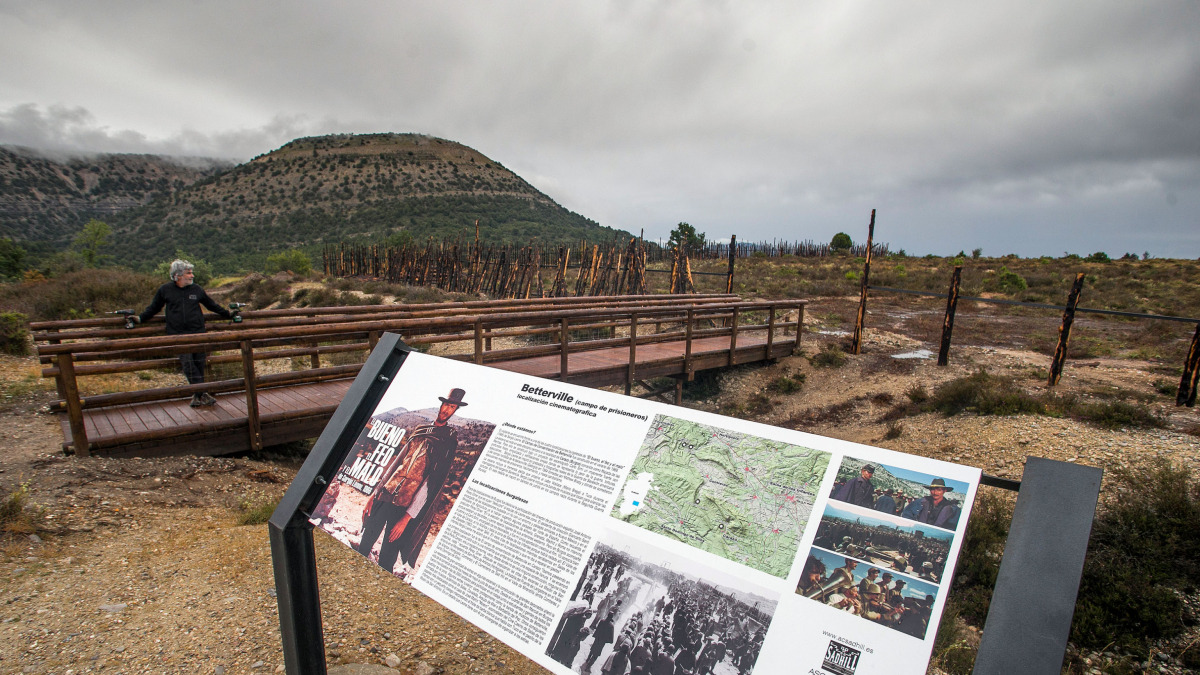 Sergio García, uno de los fundadores de la Asociación Cultural Sad Hill, posa en la pasarela que accede a lo que será la recreación del campo de prisioneros de 'El bueno, el feo y el malo'