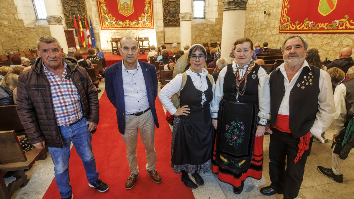 Faustino Jesús González, Evaristo Abajo, Inés Romera, Julia Moreno y Andrés Ruiz, una representación de los burgaleses ausentes.