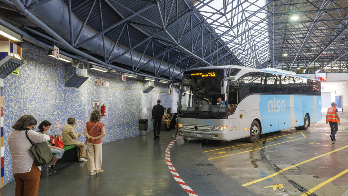 Un grupo de personas espera la llegada de su autobús en la estación de la calle Miranda