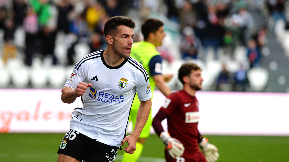 Curro Sánchez celebra un gol con el Burgos CF.