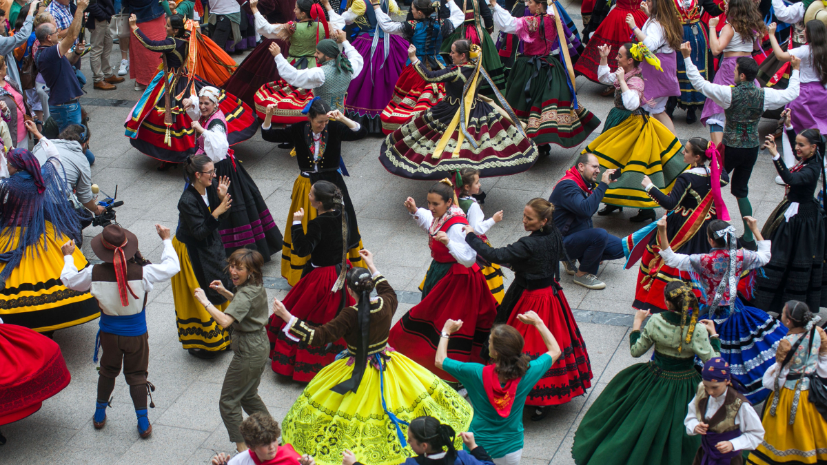 La Plaza Mayor acoge un baile multitudinario en honor a la jota burgalesa.