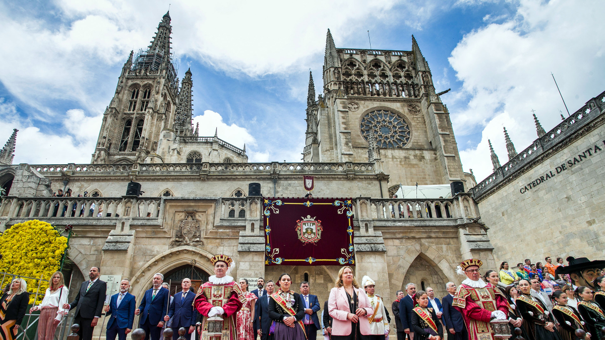 El canto del Himno a los pies de la Catedral