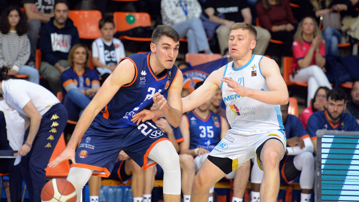 Sergi Huguet con el balón durante el partido ante Menorca.