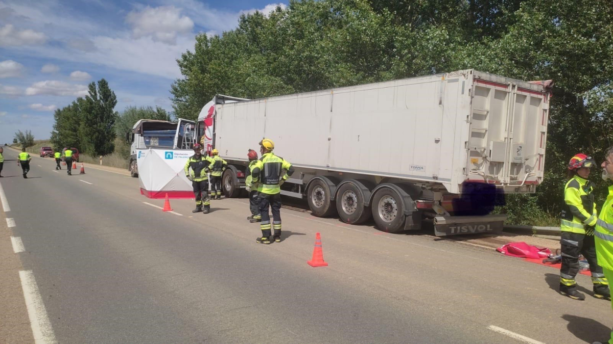Camiones accidentados en Monzón de Campos, donde ha fallecido una persona.