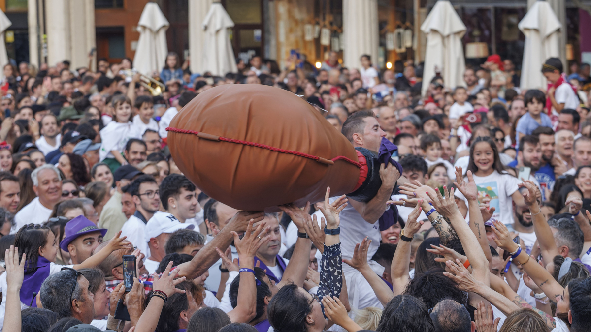 La Plaza Mayor, abarrotada el pasado jueves, tras el lanzamiento de la bota.