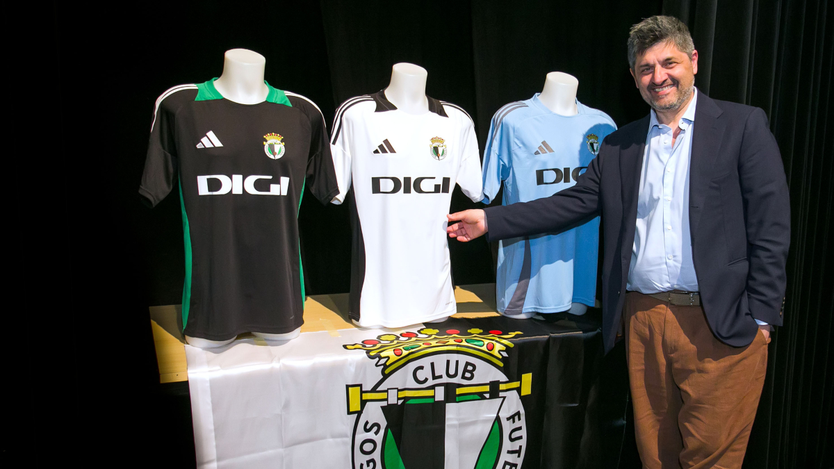 El presidente del Burgos CF, Marcelo Figoli, muestra las nuevas equipaciones para la temporada 2024-2025.