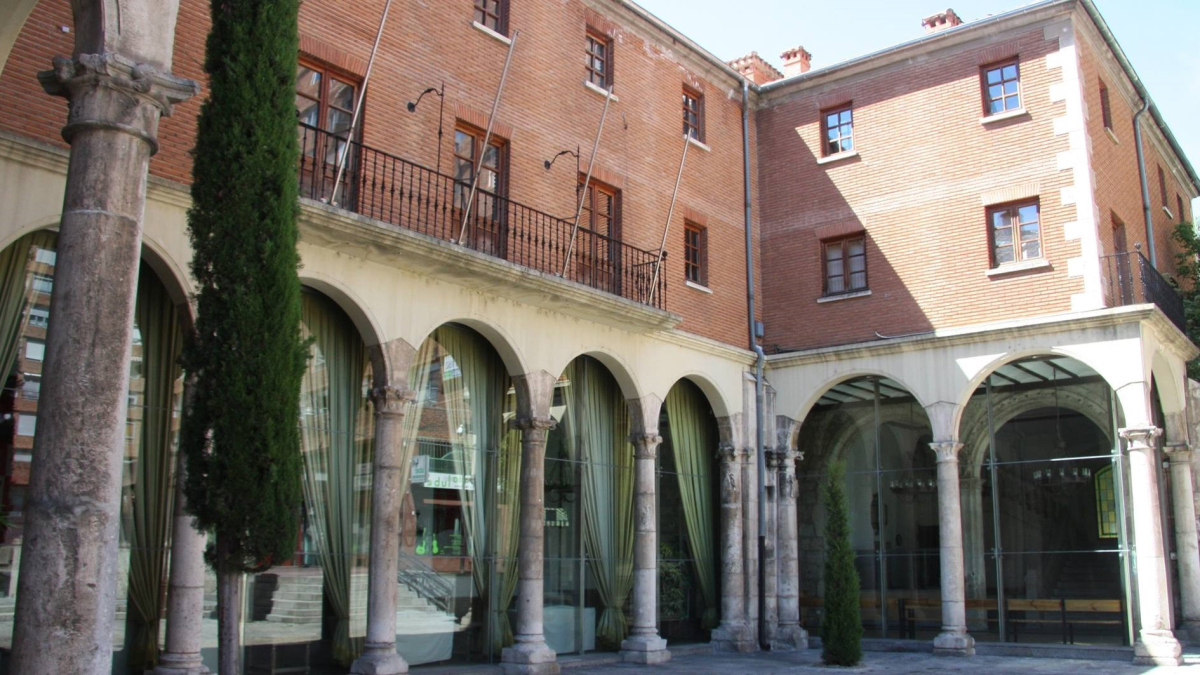 Exterior del inmueble que alberga la Escuela Municipal de Música de Burgos, en las Bernardas