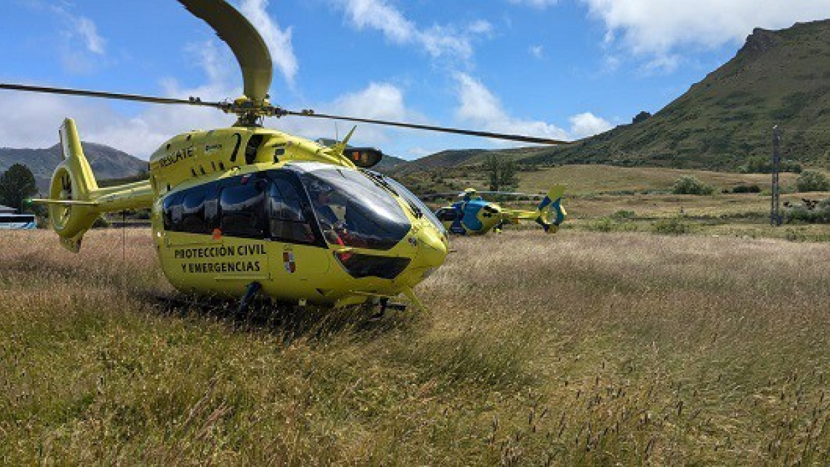Helicóptero que ha participado en el rescate de un escalador herido tras una caída en Peña del Prado, en Cubillas de Arbas (León).