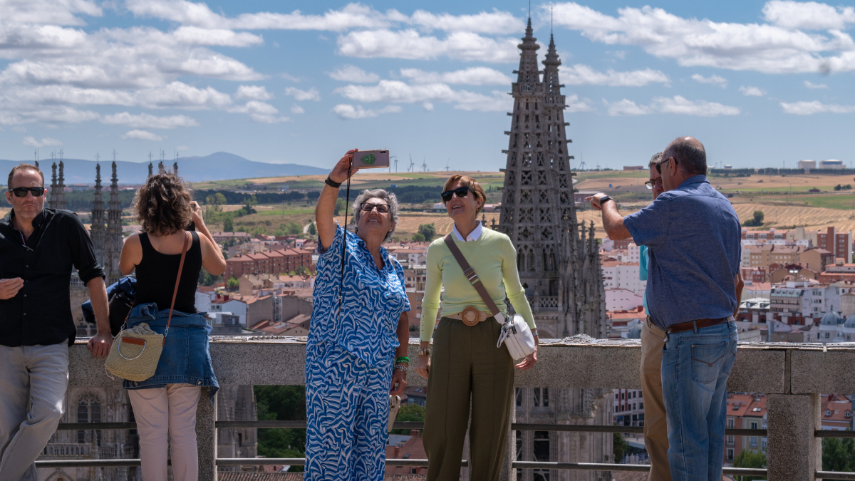 Familias y grupos de amigos atraídos por la cultura de Burgos copan las reservas de las VUT.