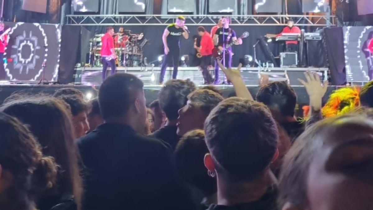 Jóvenes en una verbena de las fiestas de San Pedro 2024.