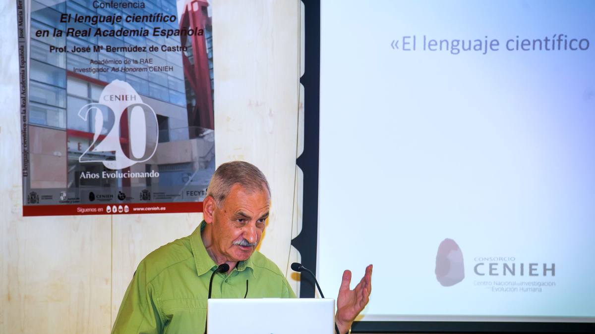 Un momento de la conferencia de José María Bermúdez de Castro por el 20 aniversario del Cenieh que dirigió hasta 2012.