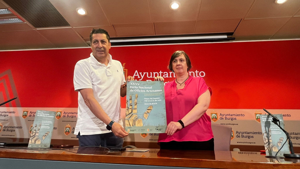 Raúl Martínez y Silvia Torrente presentan la Feria Nacional de los Oficios Artesanos.