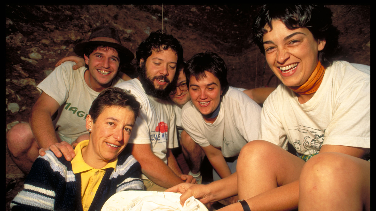 El equipo de Gran Dolina posa con los primeros restos hallados hace 30 años.