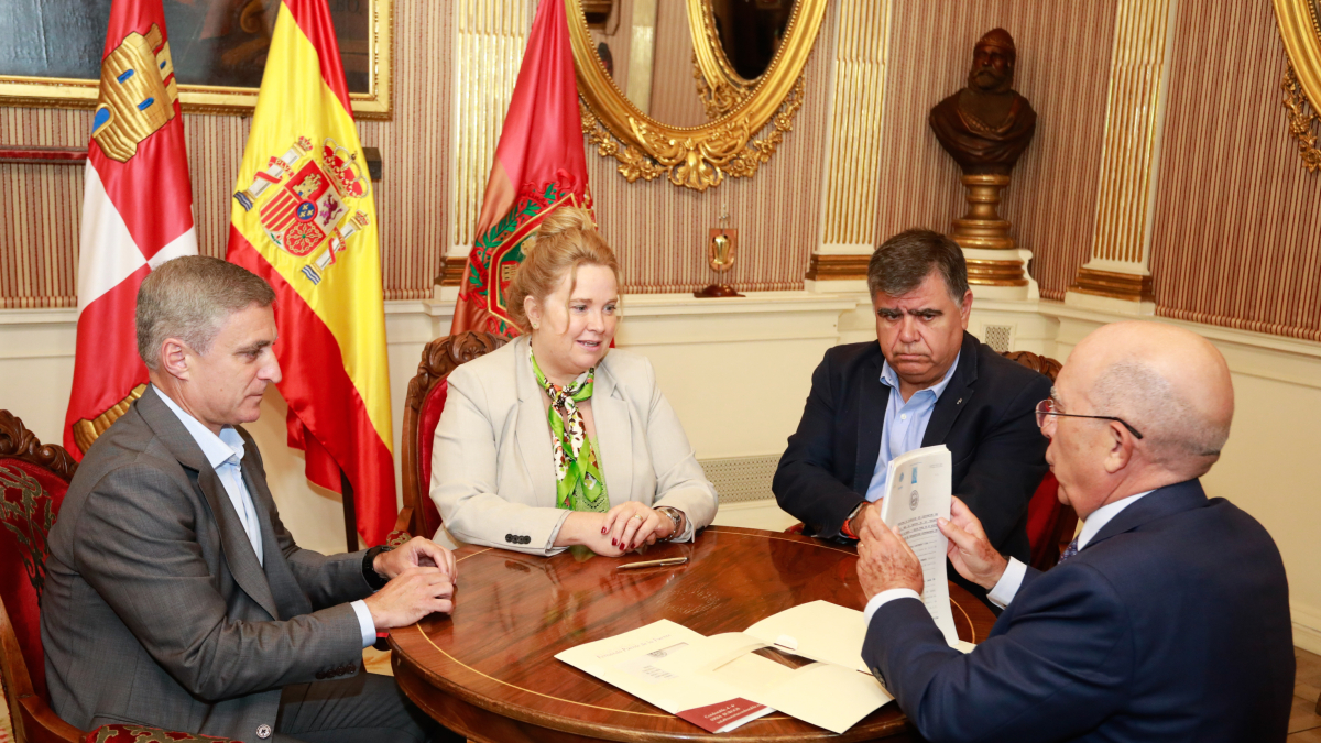 Rafael Barbero, de Fundación Caja de Burgos, la alcaldesa, Cristina Ayala, y el edil Manuel Manso, firmaron las escrituras de disolución ante notario. 