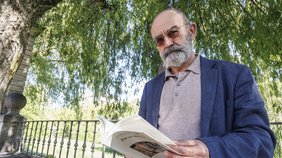 El escritor José Ángel González Sainz, en la pasada Feria del Libro de Burgos.