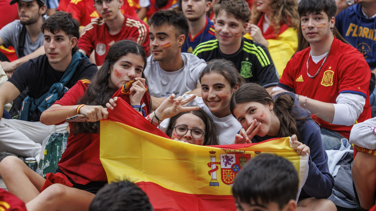 Los aficionados disfrutaron del partido en la Plaza Mayor.