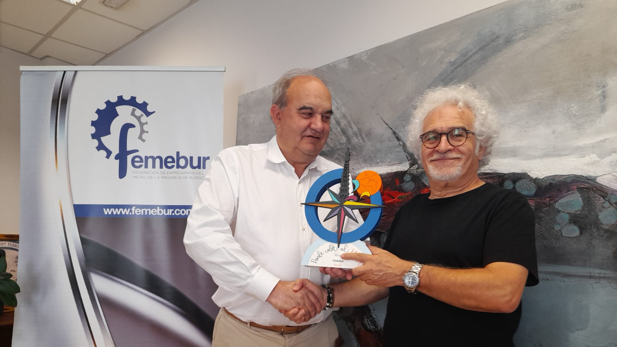 Andrés Hernando recibe el premio de Feliciano González.