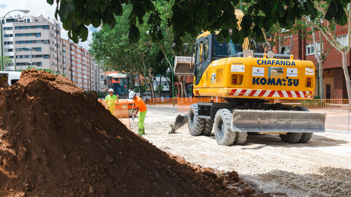 Obras de asfaltado en la carretera Poza, punto al que se acercaba el concejal Juan Manuel Manso, para destacar el buen ritmo de los trabajos.