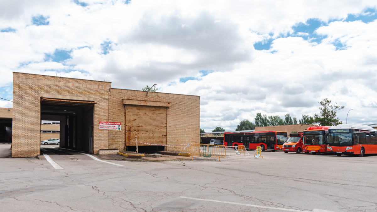 Vista del acceso a las cocheras municipales de autobuses urbanos.