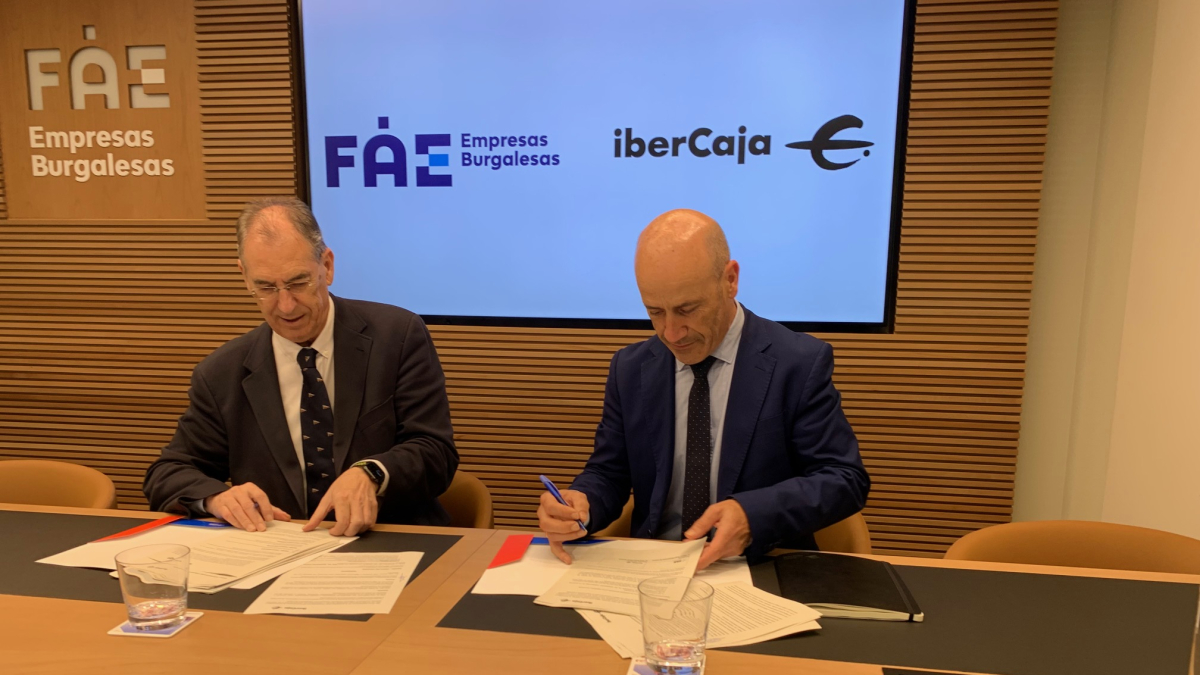 Firma del convenio entre Ibercaja y FAE.