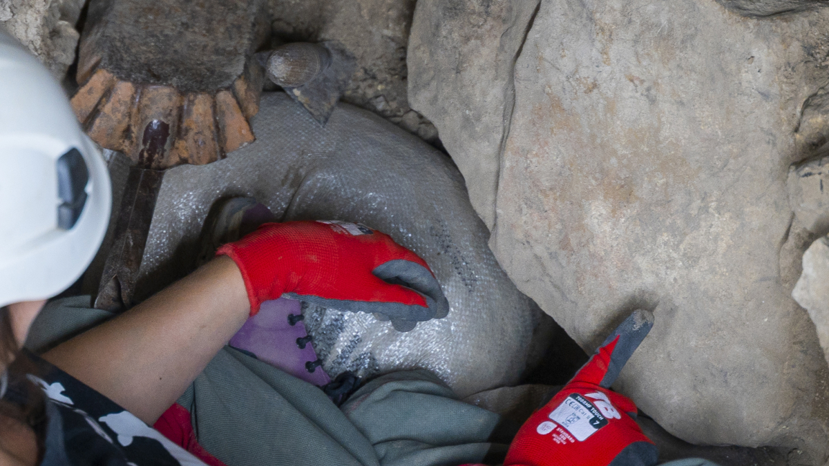 Bloque con pintura rupestre que se extrae en Mirador.