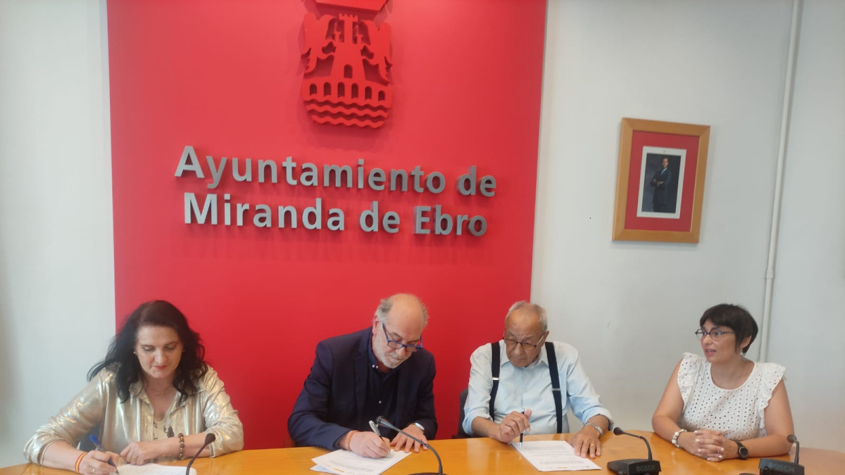 Firma del convenio entre el Ayuntamiento de Miranda y la Cámara de Comercio.
