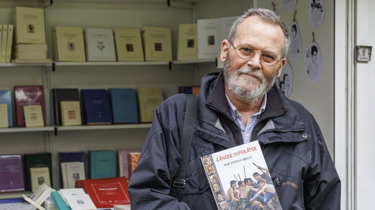 José Antonio Abella, con un ejemplar de 'Cáncer Imperátor' en mayo de 2024.